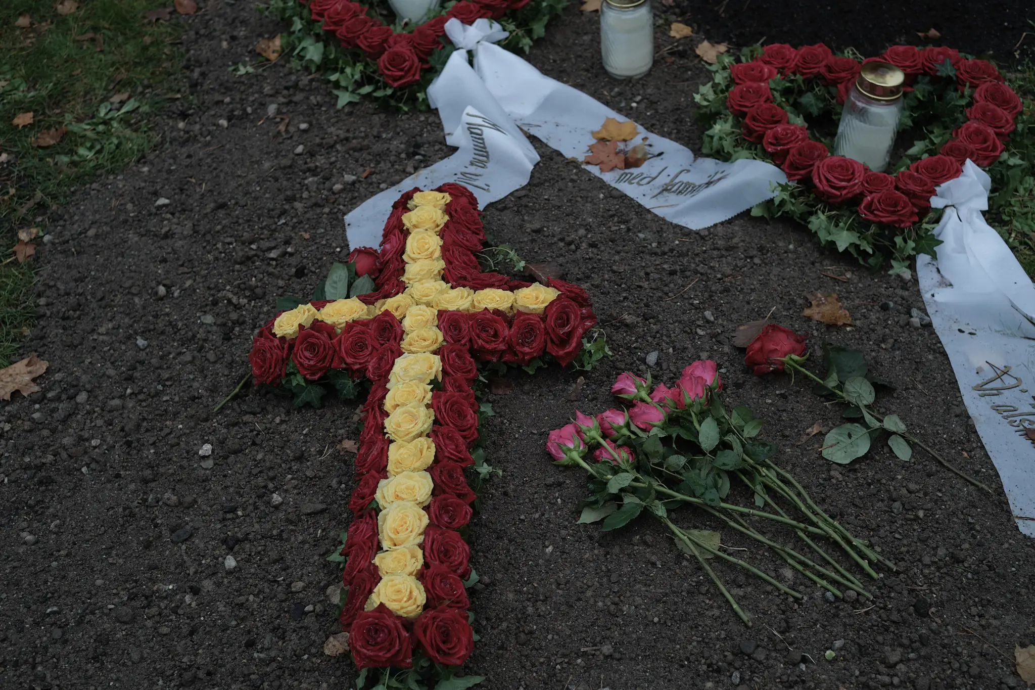 Grav med blommor i form av ett kors på S:t Eskils kyrkogård.