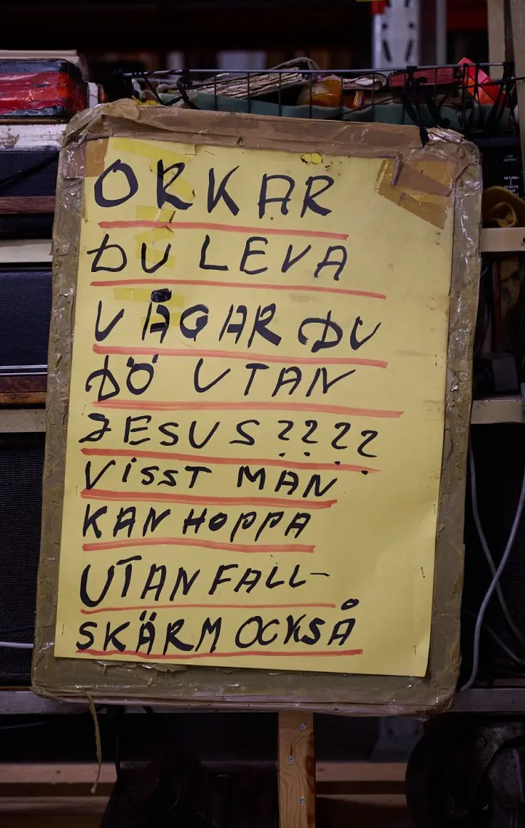 Handskriven skylt: orkar du leva vågar du dö utan Jesus? Visst man kan hoppa utan fallskärm också